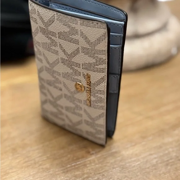 NWOT Michael Kors Jet Set Charm Medium Slim Bifold Wallet, Vanilla & Sky Blue - Picture 6 of 6